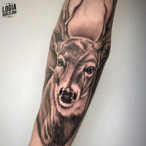 tatuaje_brazo_ciervo_pablo_munilla_logiabarcelona 